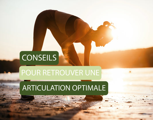 une femme qui s'étire au bord d'un lac avec le soleil qui se couche, le titre "Conseils pour retrouver une articulation optimale" y figurer au premier plan