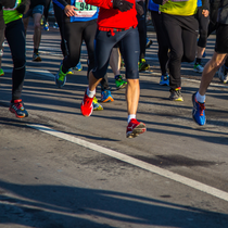 Sportifs qui courent un marathon 