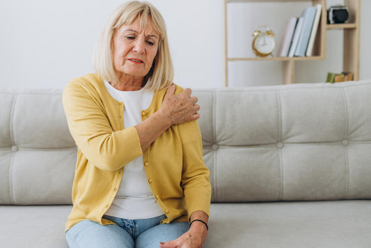 femme agée qui a des douleurs à son épaule gauche