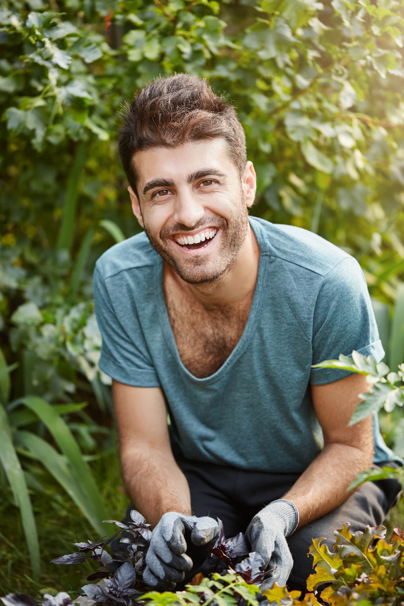 Portrait d'un homme qui jardine des plantes pour des patchs anti douleurs